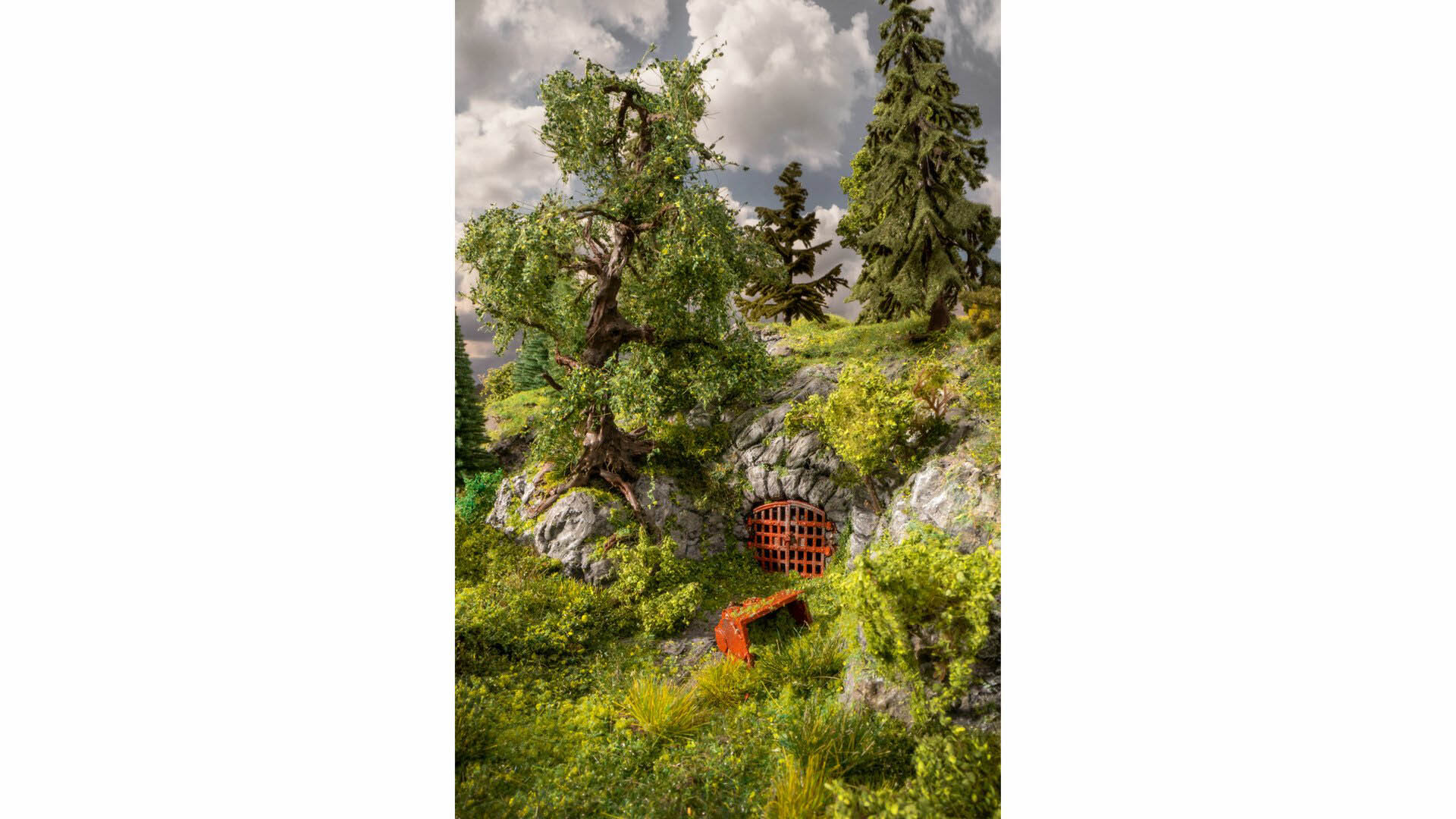 030-60762 - H0 - Vergessener Ort "Stolleneingang"<br>16,5 x 12,2 cm, 8,3 cm hoch, Höhe Draht-Baum "Eiche" 17 cm